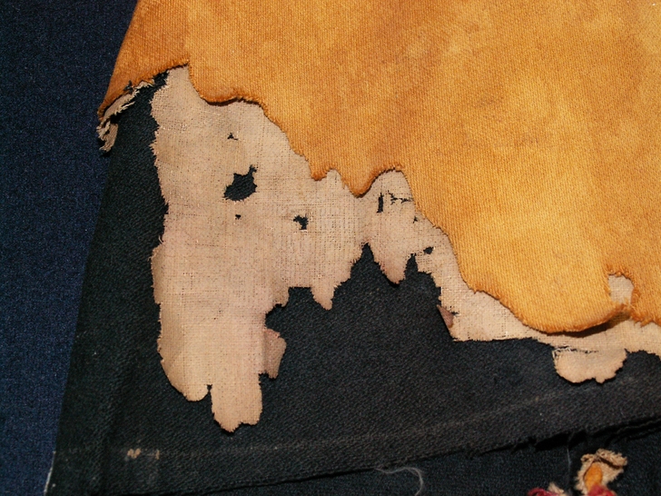 Degrado gonna davanti prima del restauro